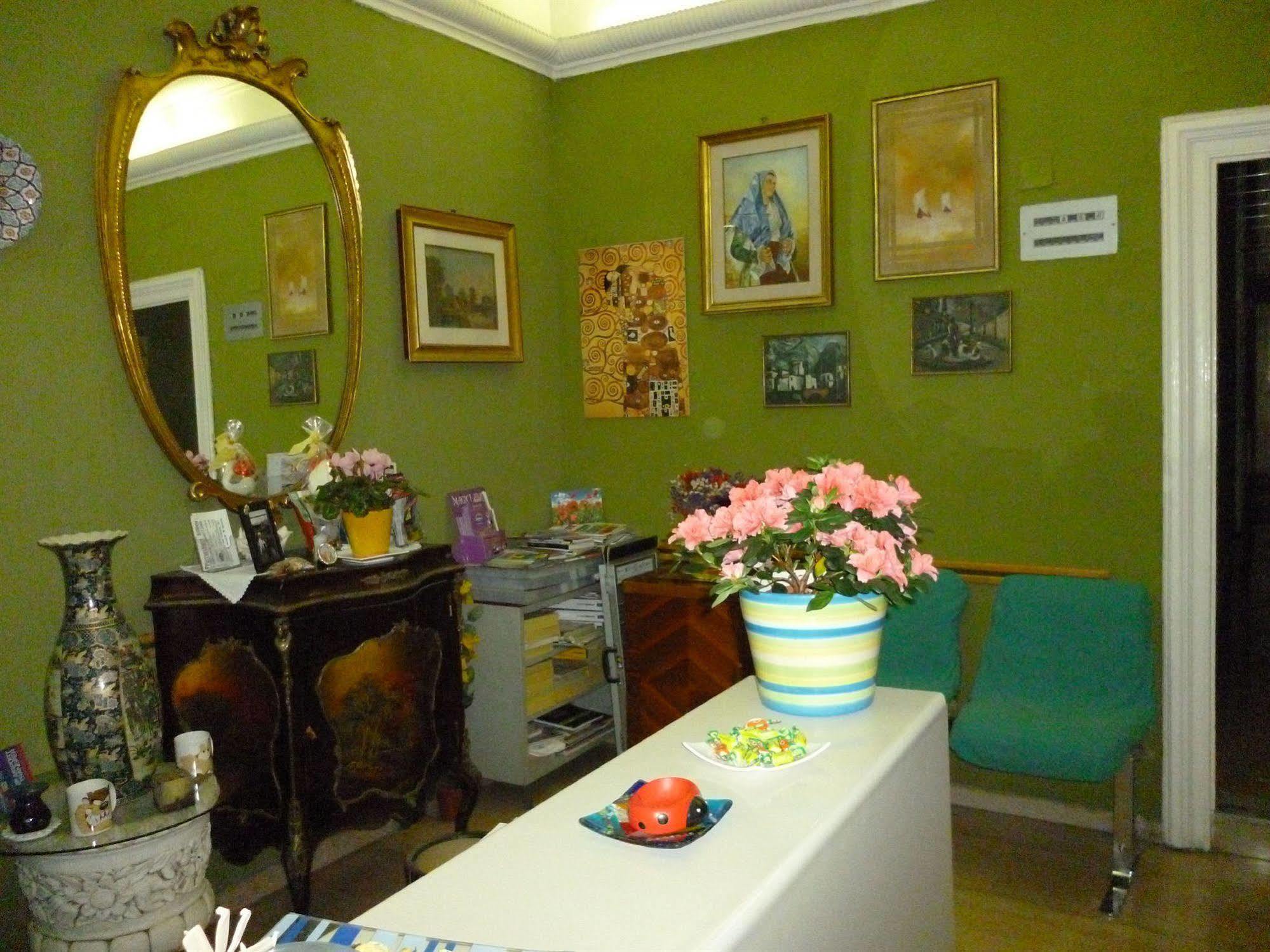 Hotel Giamaica For Girls & Ladies Only Rome Exterior photo
